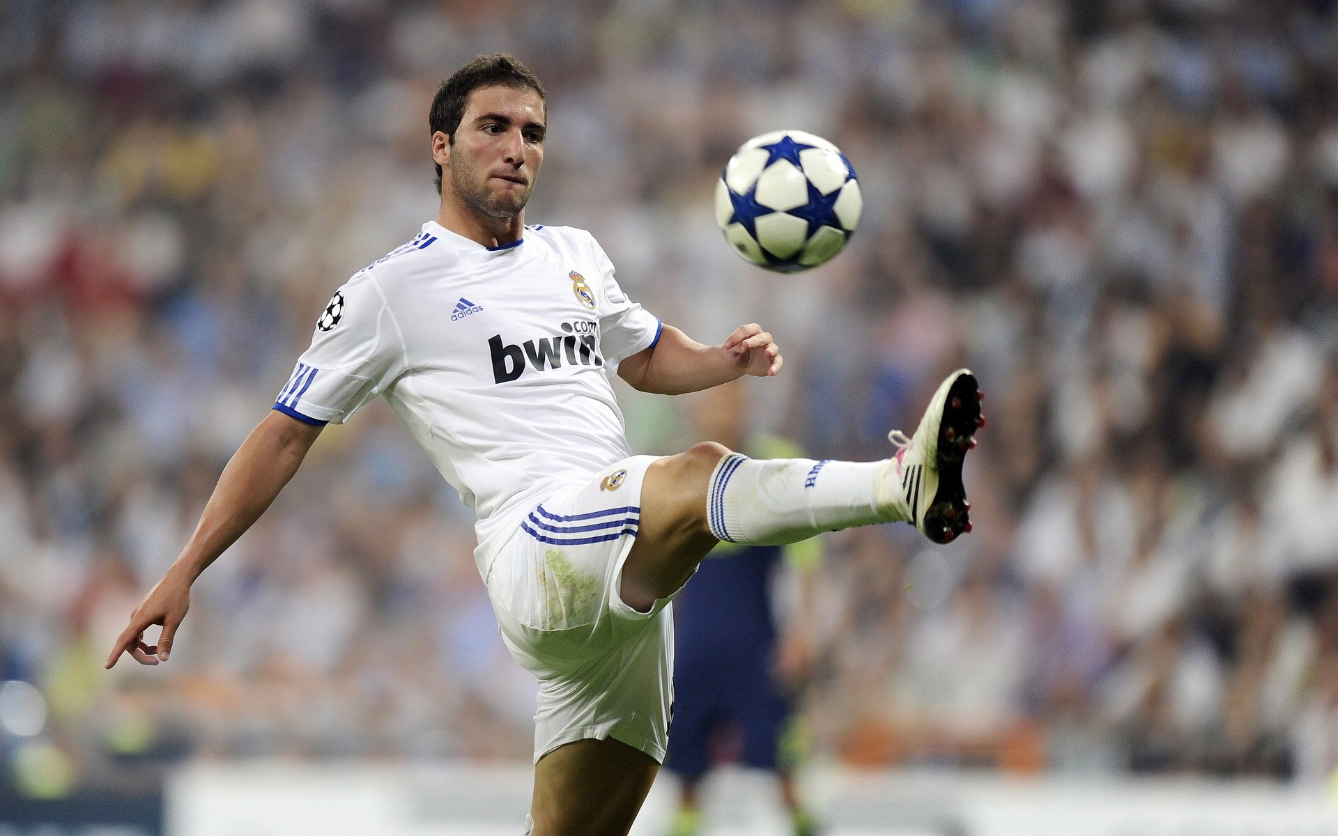 欧洲足球联赛争冠激烈，榜首多队胶着！，欧洲十大足球联赛